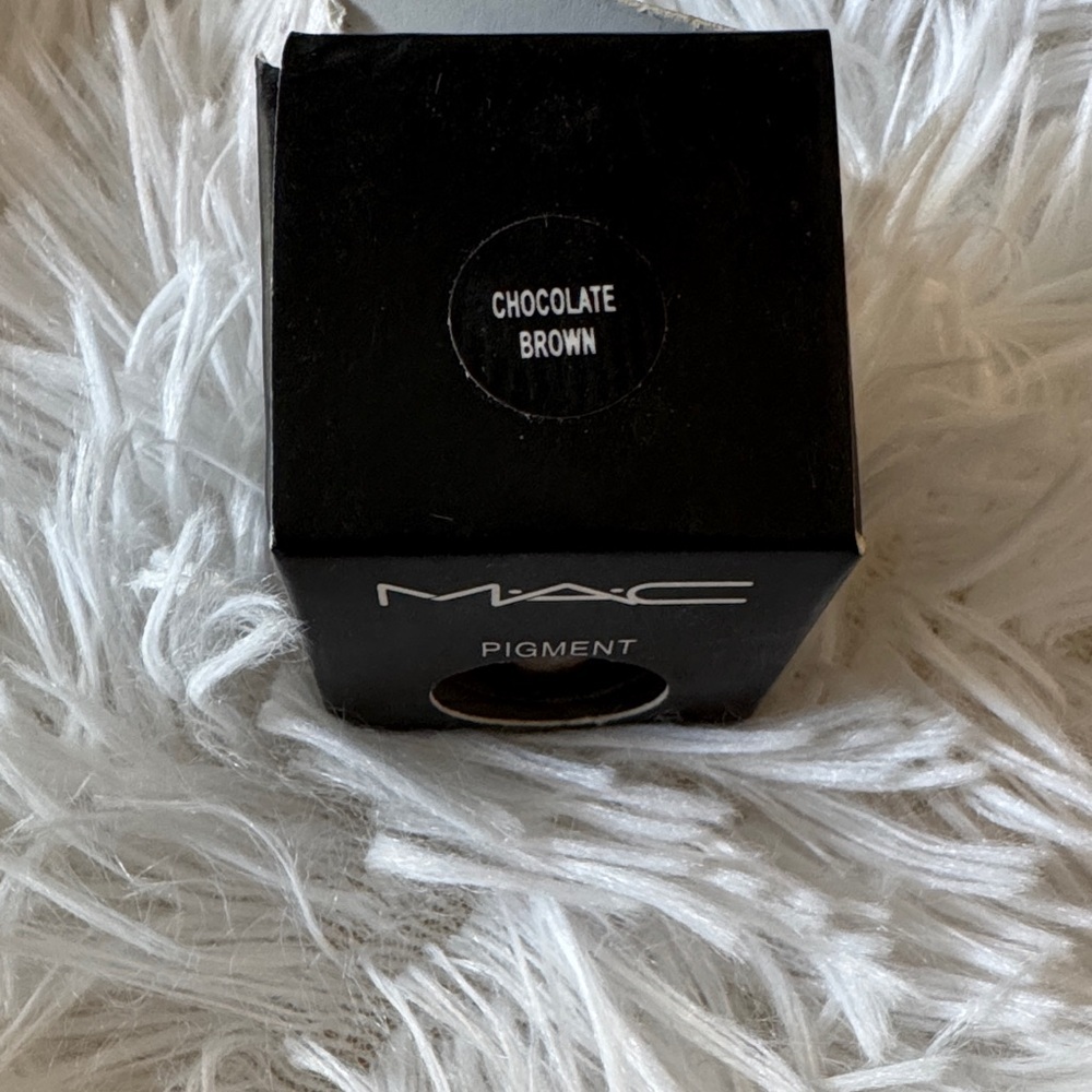 MAC Pigment in chocolate brown - Picture 2 of 2